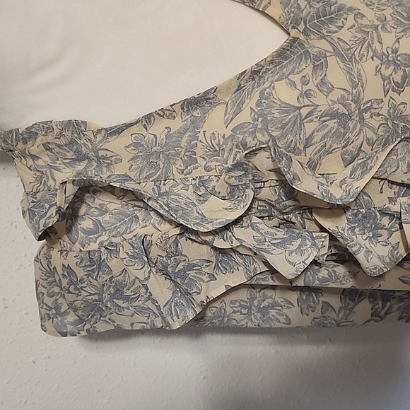 RUFFLE DETAIL FLORAL TOP - Picture 2 of 4